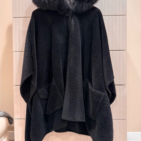 Blue Duck Elegant Black Fur-Trimmed Women's Coat - Picture 3 of 3